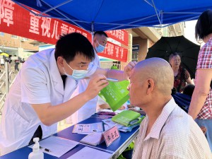 宁南县人民医院眼科组织开展“关注普遍眼健康”全国爱眼日宣传义诊活动