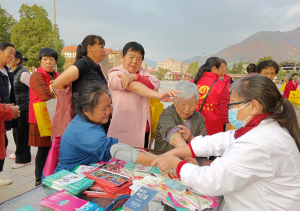 宁南县人民医院退休党支部开展“凝聚社会力量，合力共抗艾滋”宣传义诊活动