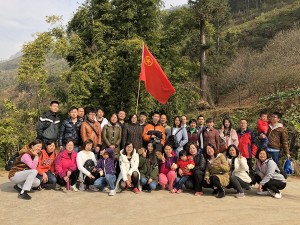 宁南县人民医院团支部组织登山活动