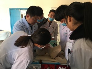 县医院组织临床实习人员进行气管插管培训考核